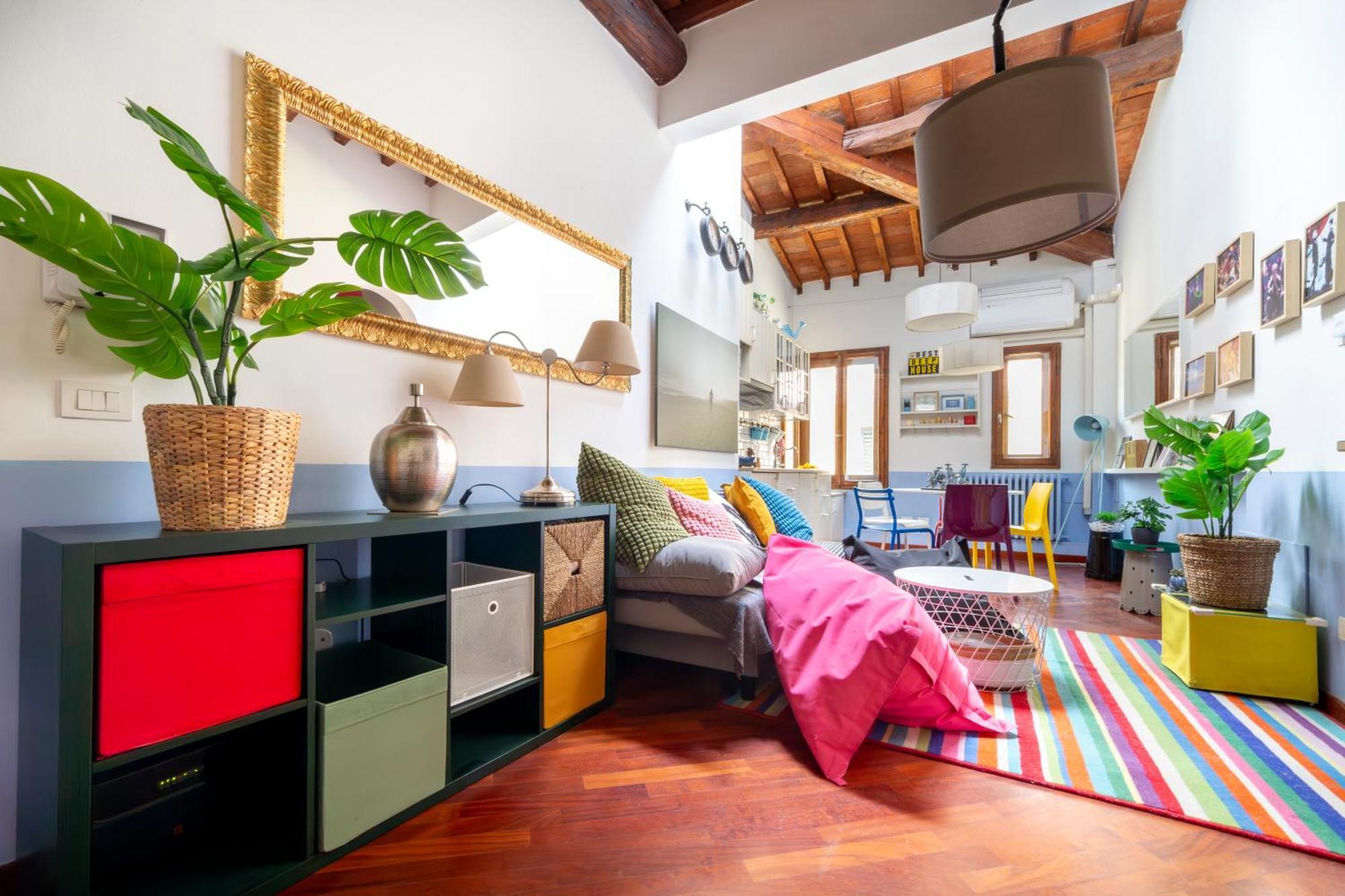 Downtown Colourful Flat Close To The Railway Apartment Florence