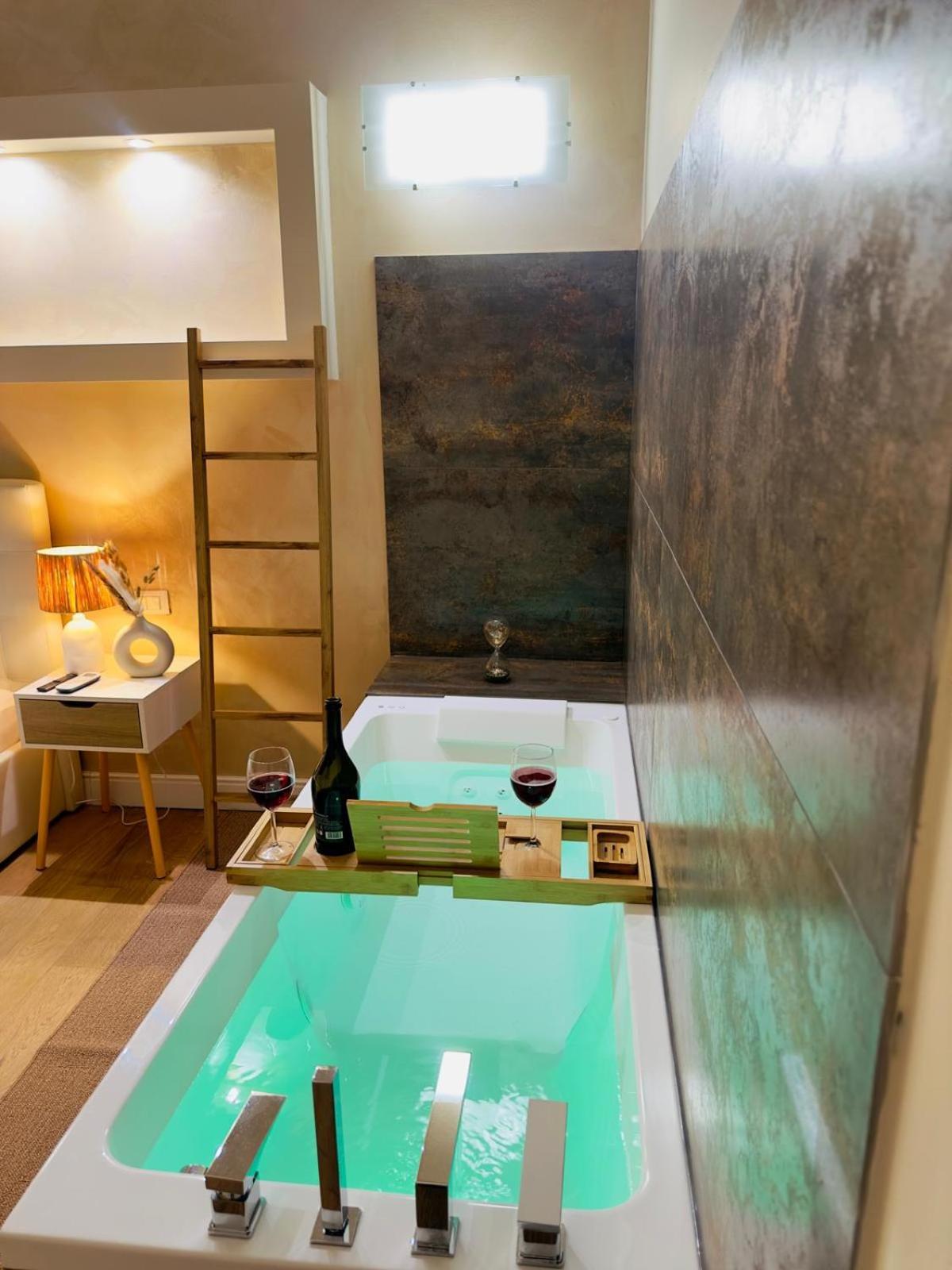 Appartamento Elegante Con Giardino Privato, Jacuzzi Nel Cuore Di