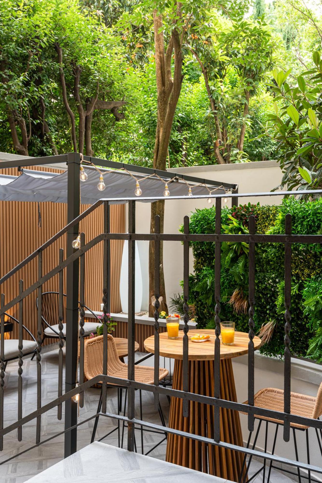 Elegante Con Giardino Privato, Jacuzzi Nel Cuore Di Apartment