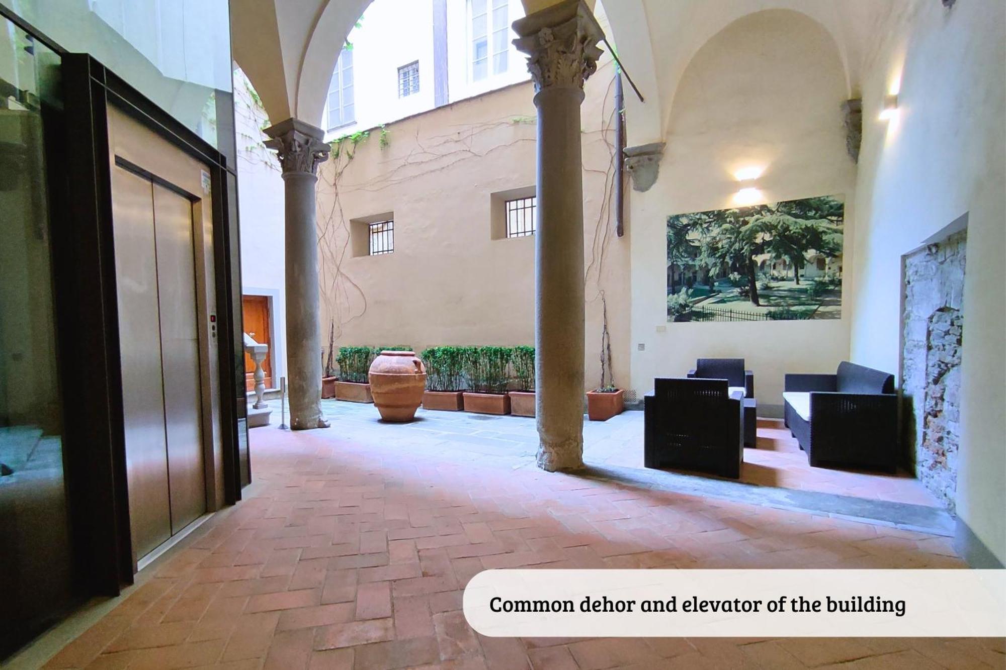 Pontormo With Fireplace In Oltrarno Apartment