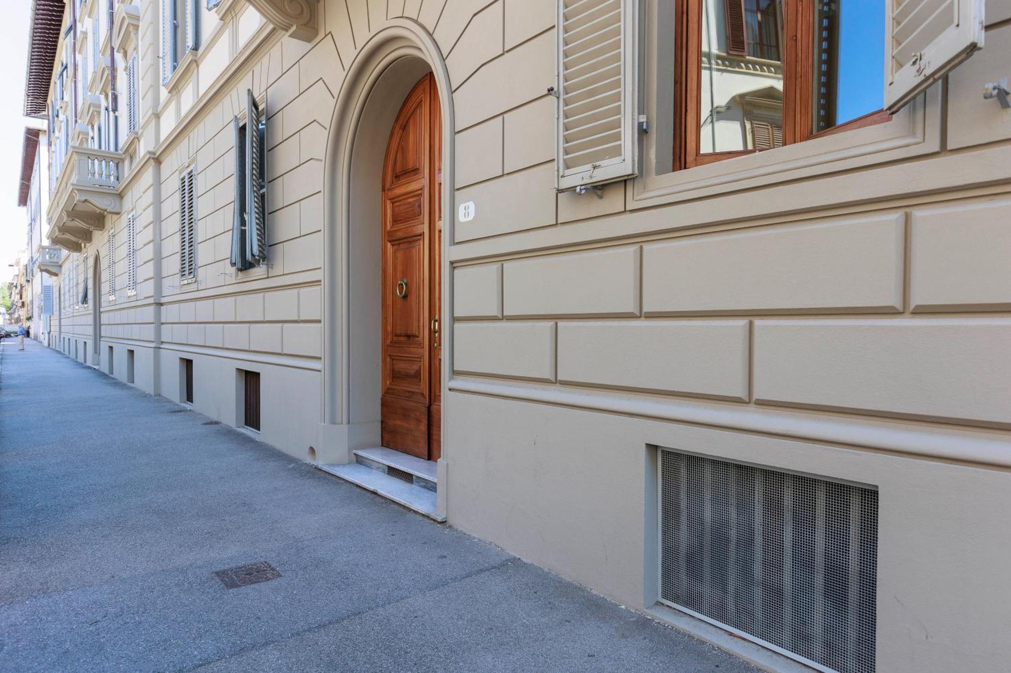 Huge With Private Garden Apartment *
