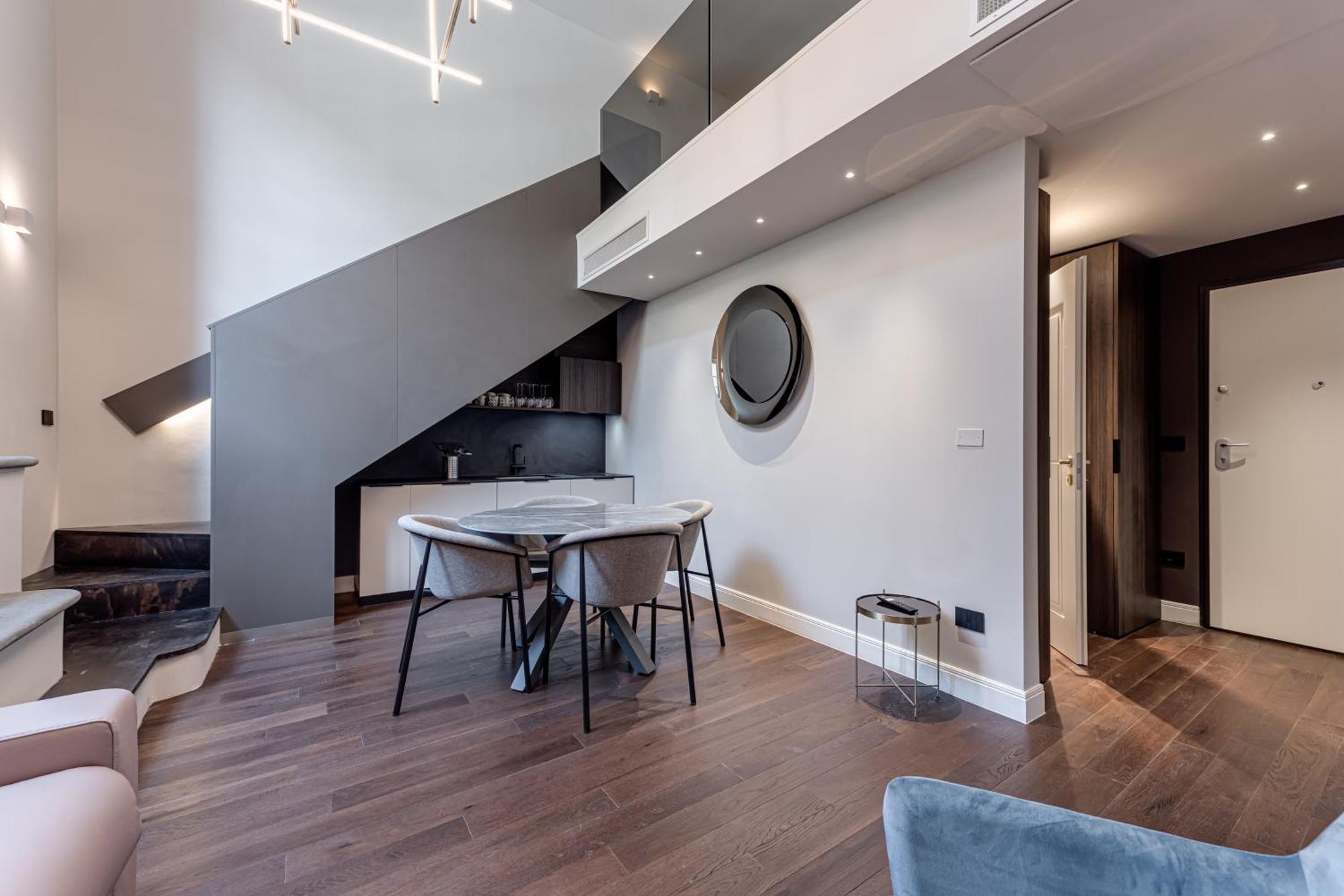 Deluxe Flat In Center