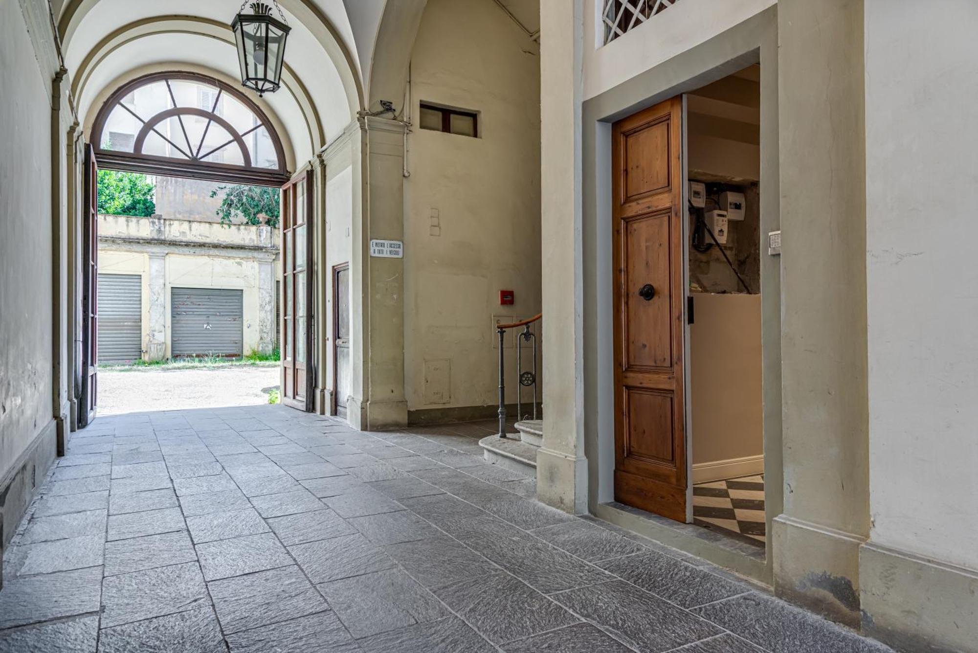 Deluxe Flat In Center Apartment