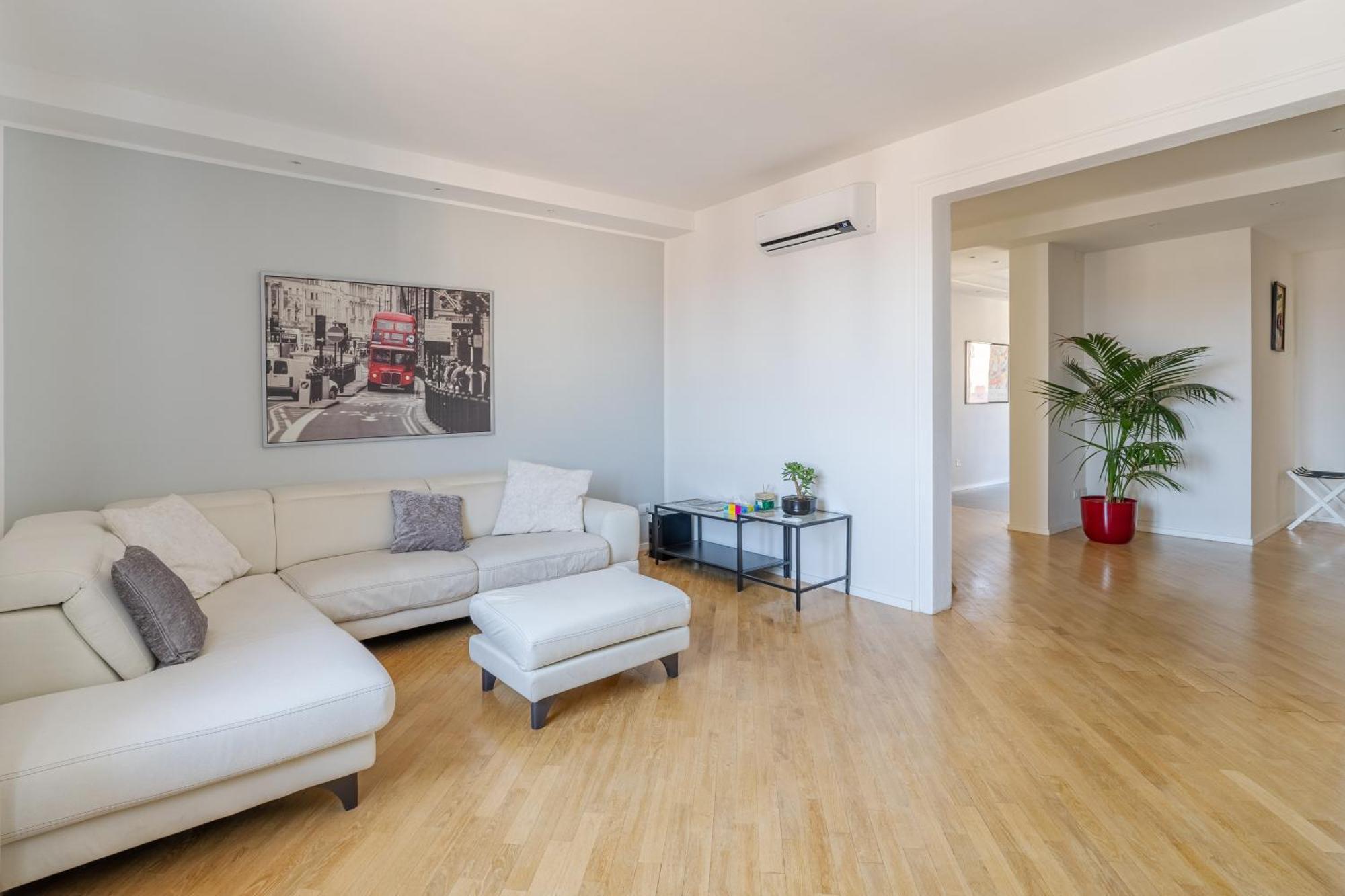 Appartamento Moderno Quadrilocale, Ultimo Piano
