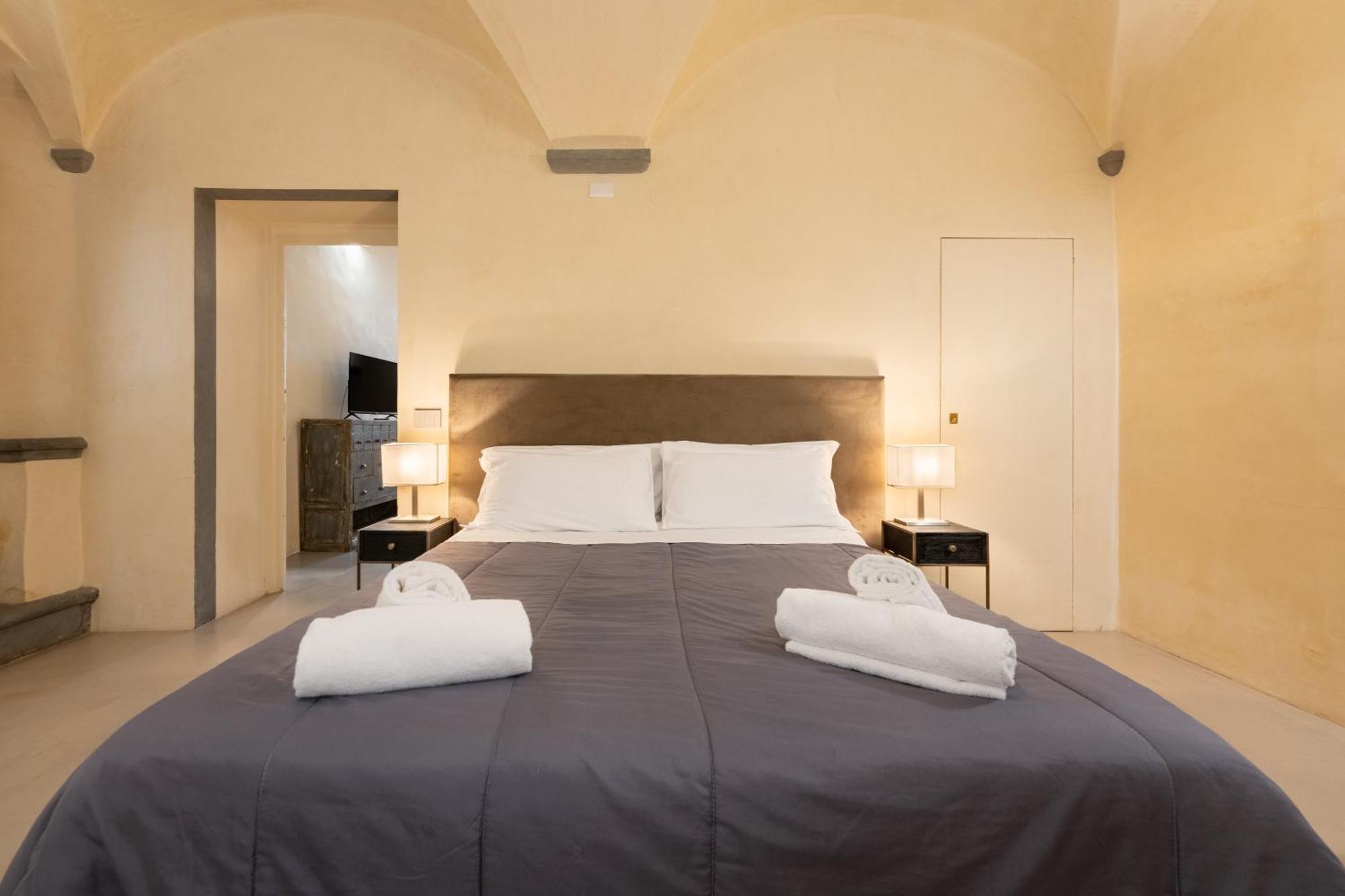 Keys Of Italy - Benci 20 Fresco - Frescoes One Bedroom Santa Croce Apartment Florence