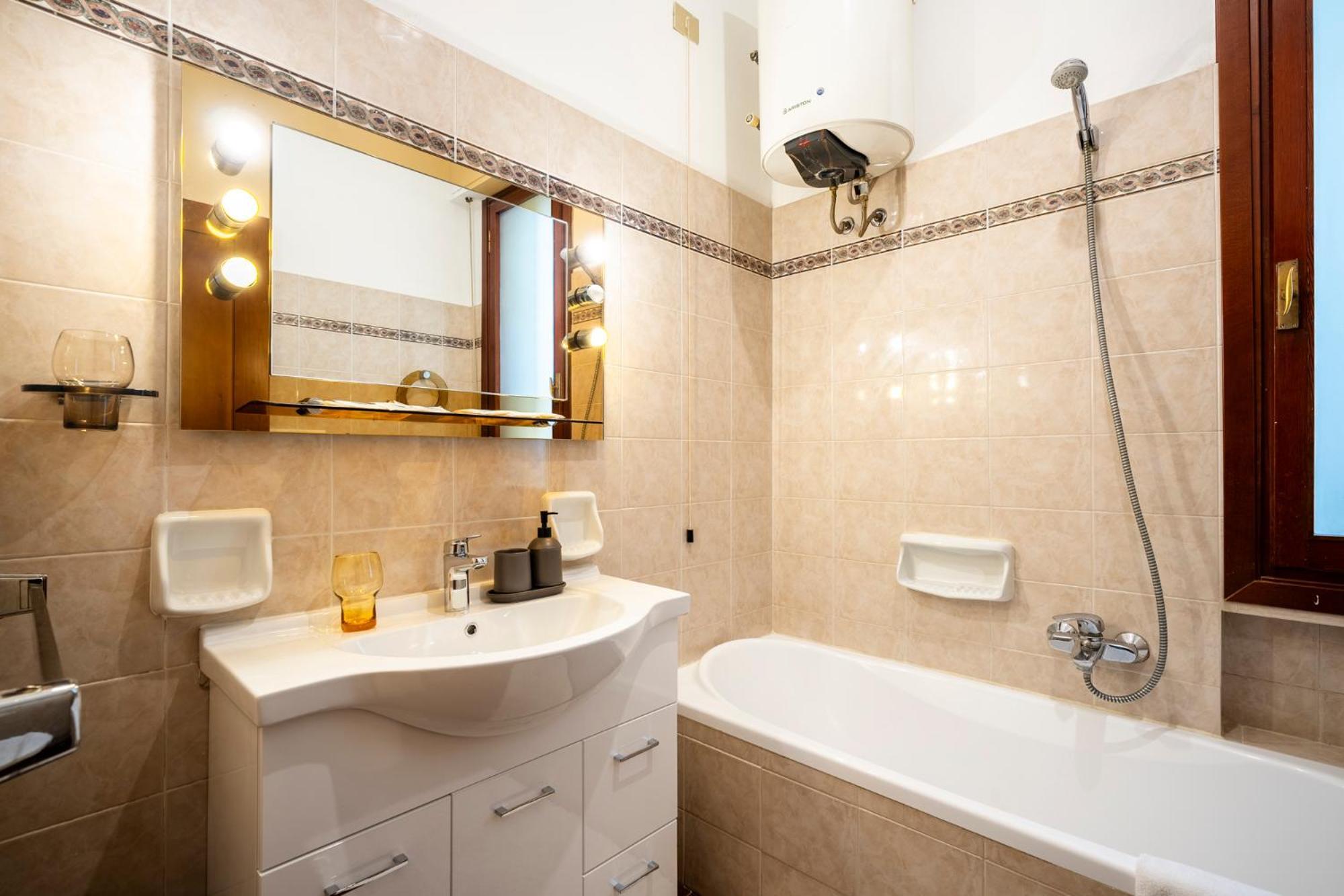 The Luxor - Turati Apartment