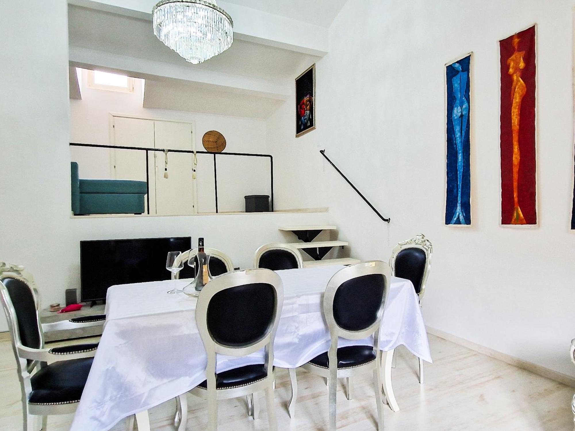 Milla In Art Deco Apartment
