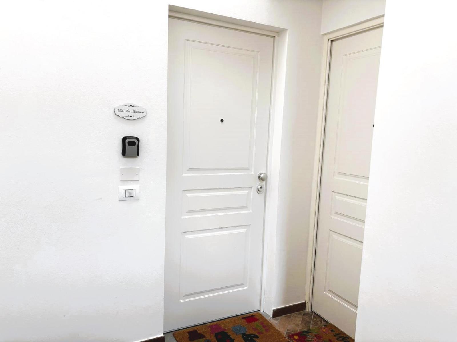 Apartment White Iris