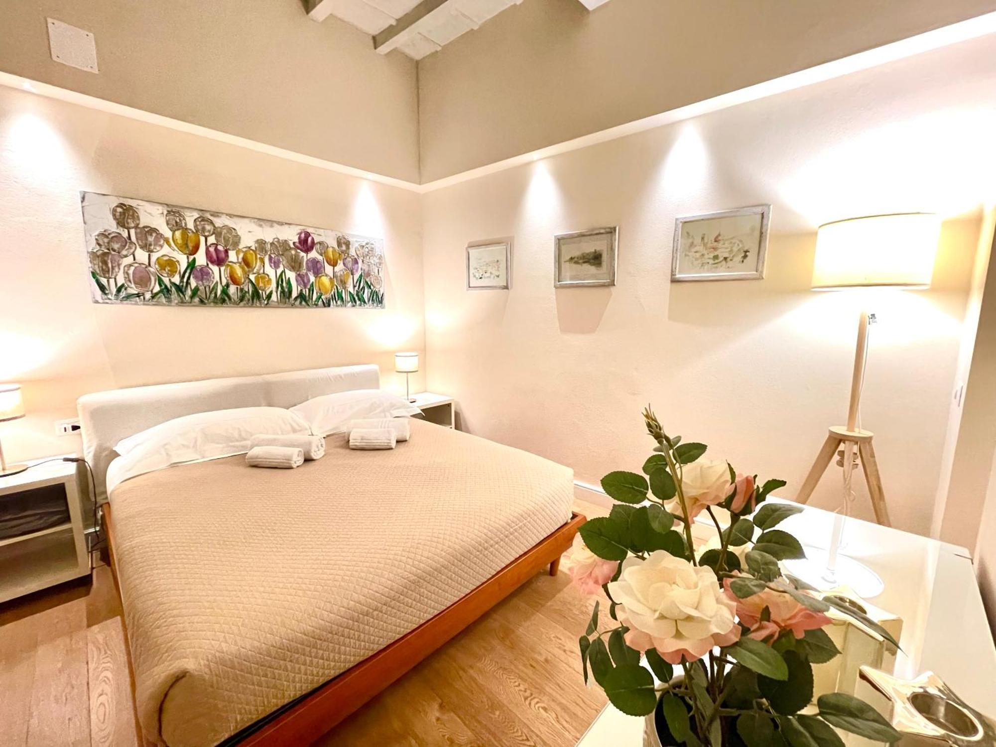 Cozy Santa Maria Novella Uffizi Duomo 2beds-2baths * Florence