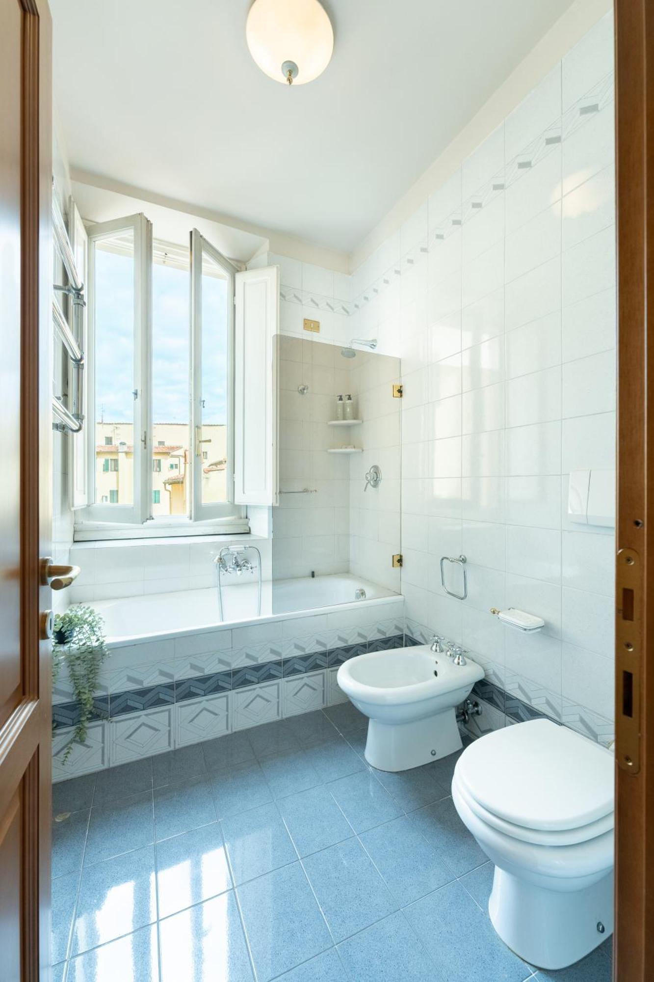 Via Panzani 16, 3th Floor - Antonella - Elegant & Spacious, 3-bedroom In Historic Center *