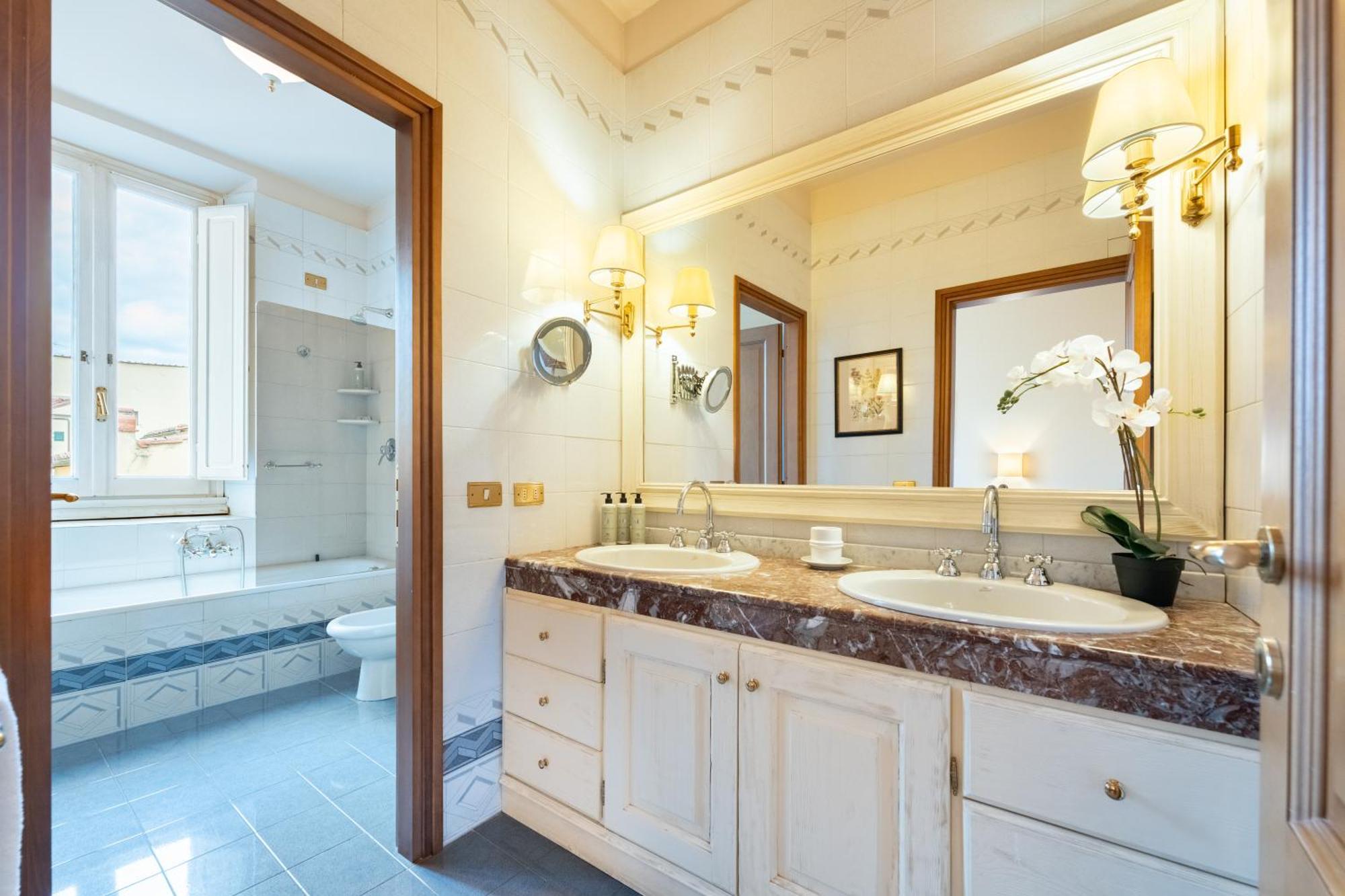 Apartment Via Panzani 16, 3th Floor - Antonella - Elegant & Spacious, 3-bedroom In Historic Center *