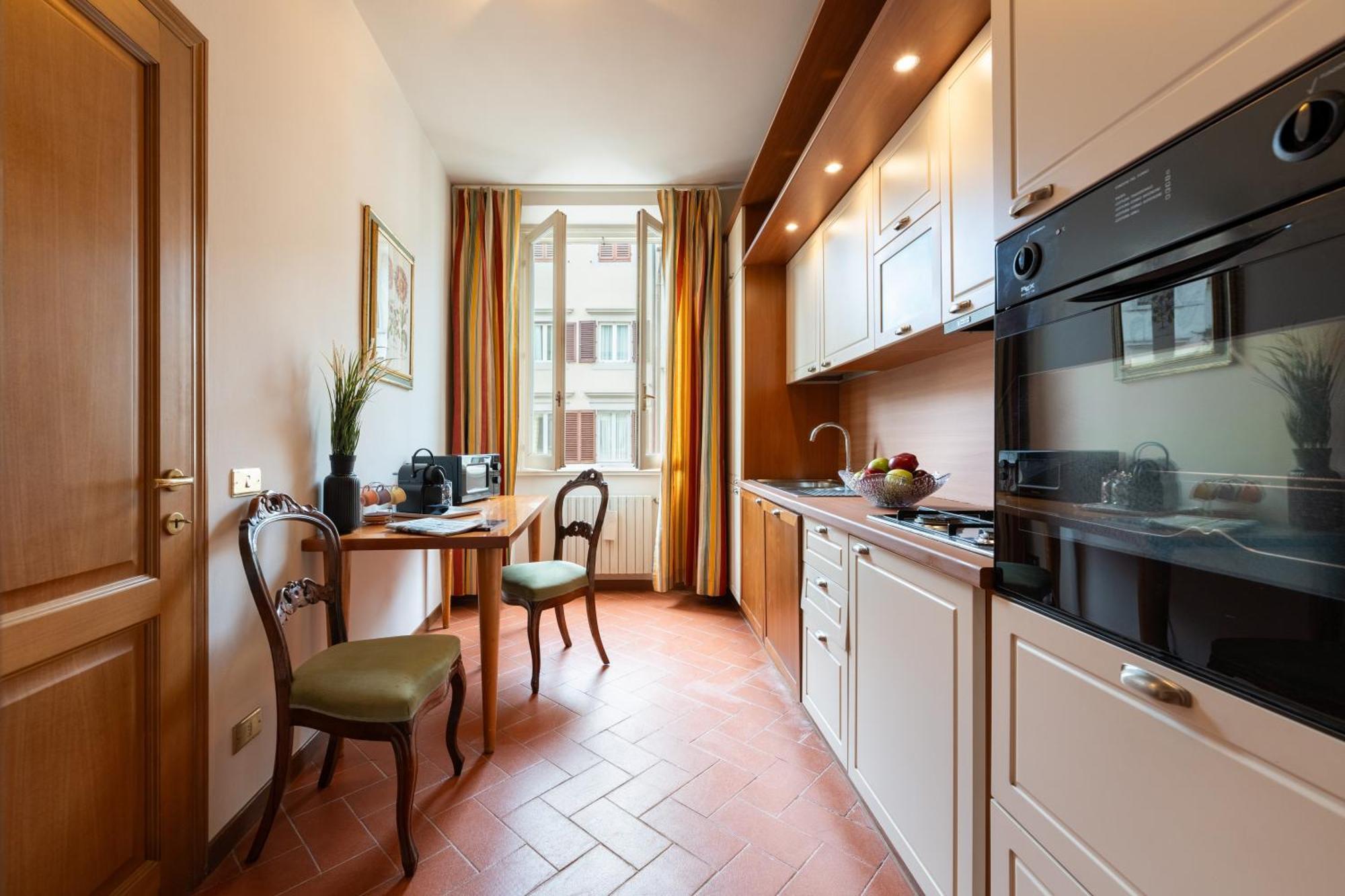 Via Panzani 16, 3th Floor - Antonella - Elegant & Spacious, 3-bedroom In Historic Center Florence