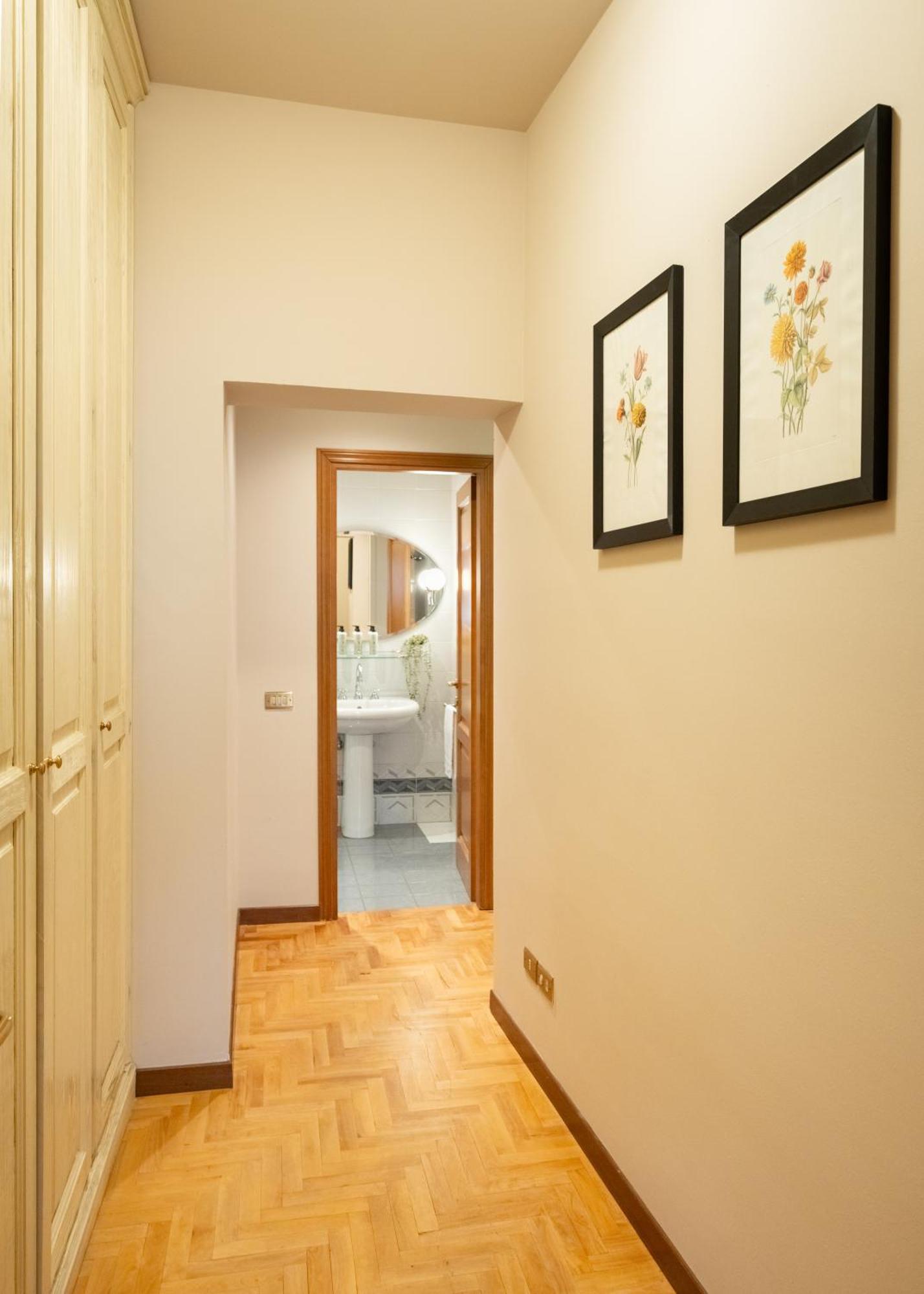 Via Panzani 16, 3th Floor - Antonella - Elegant & Spacious, 3-bedroom In Historic Center Apartment *