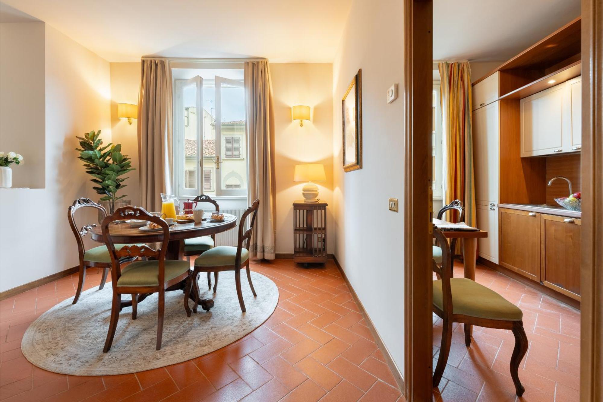 Via Panzani 16, 3th Floor - Antonella - Elegant & Spacious, 3-bedroom In Historic Center