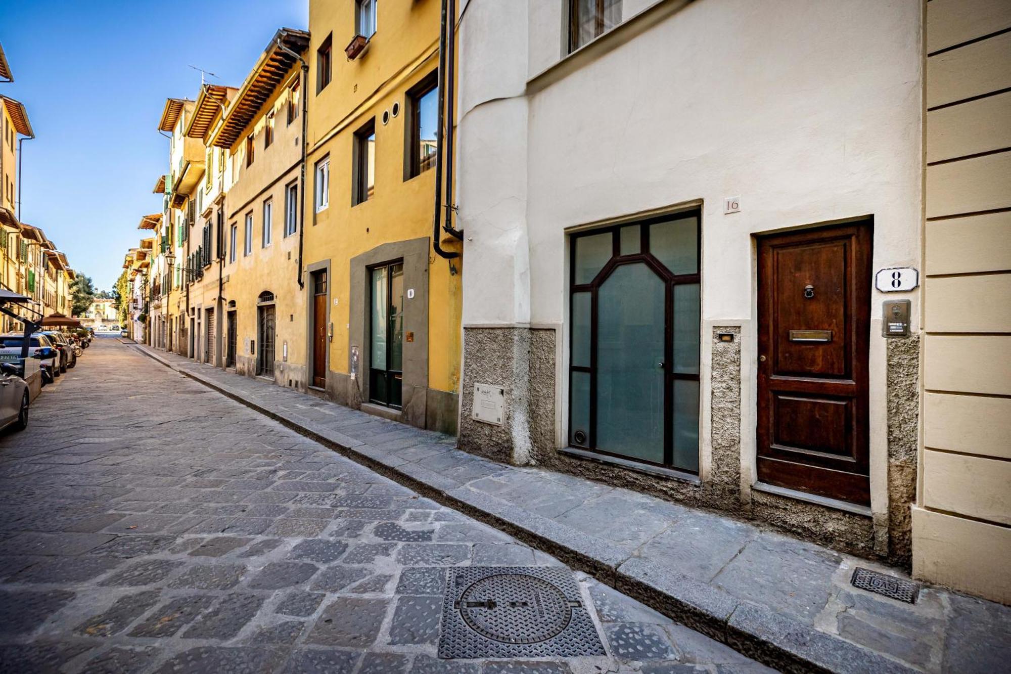 Roommo Carmine Florence