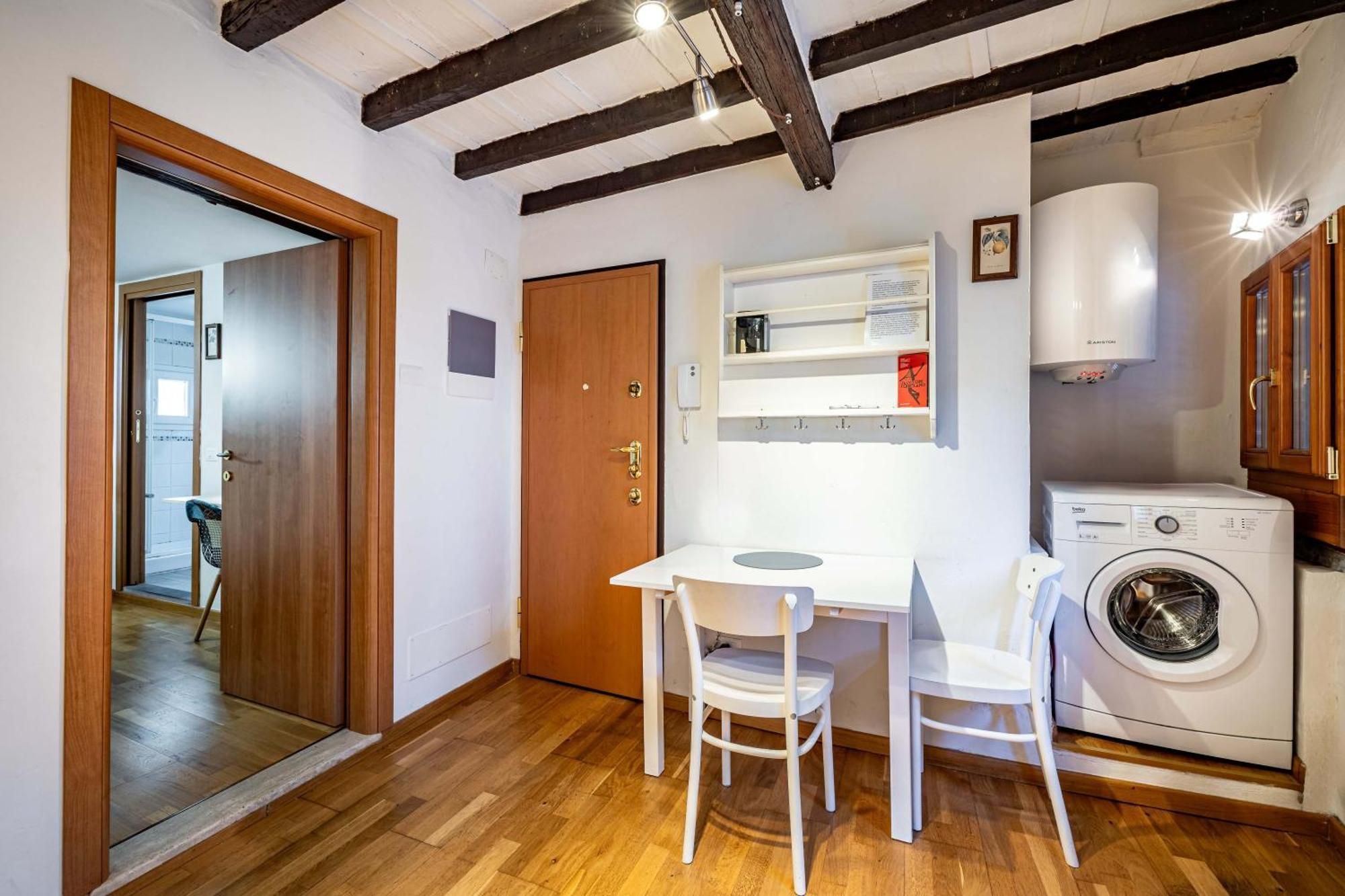 Roommo Carmine Florence