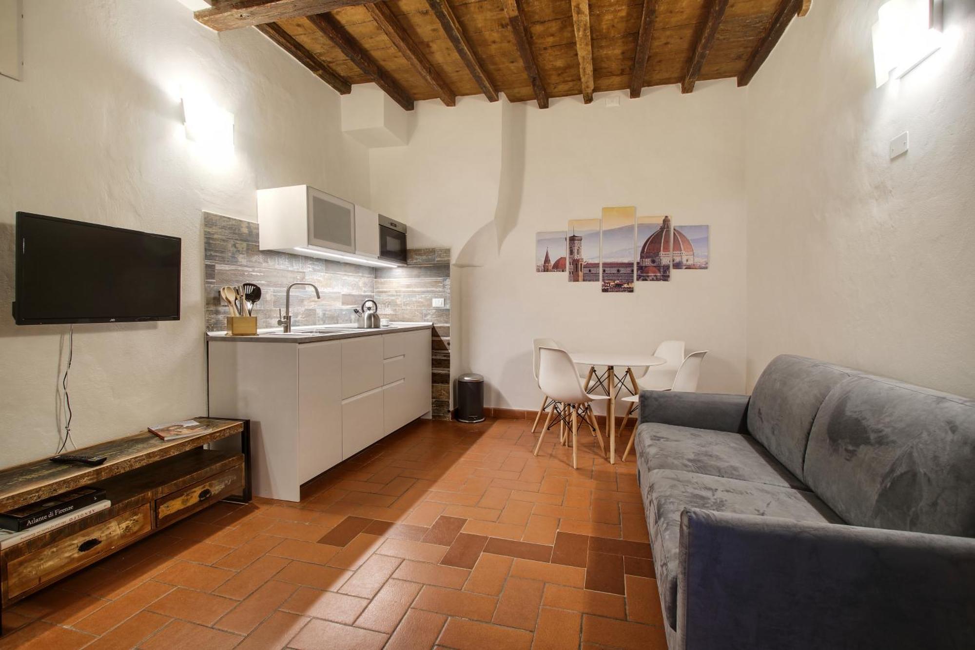 Pilastri Near Santa Croce Apartment