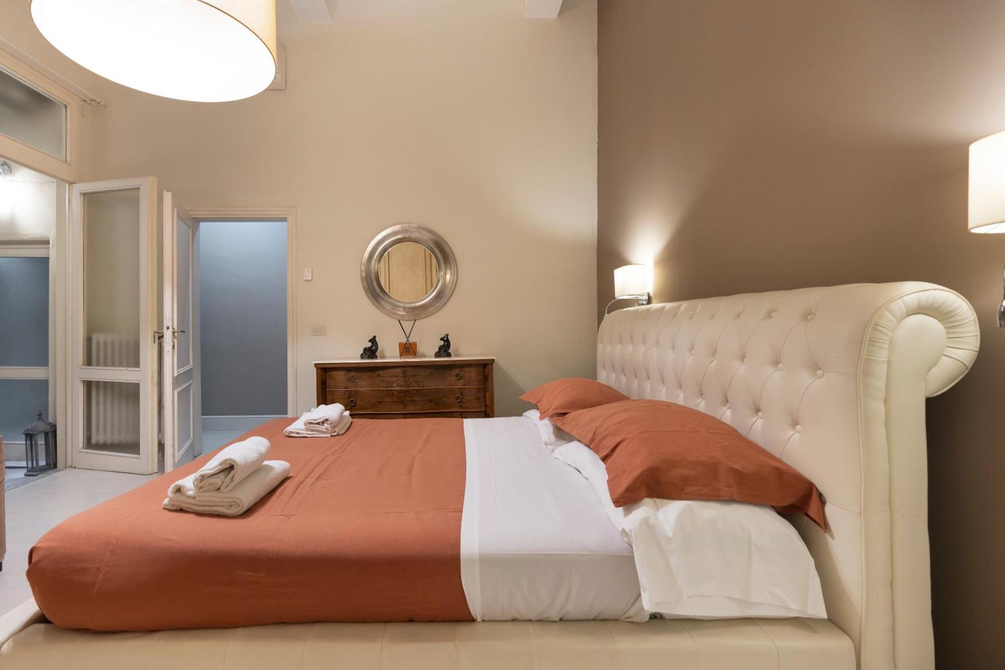 Historic Borgo Ognissanti, 8 Apartment Florence