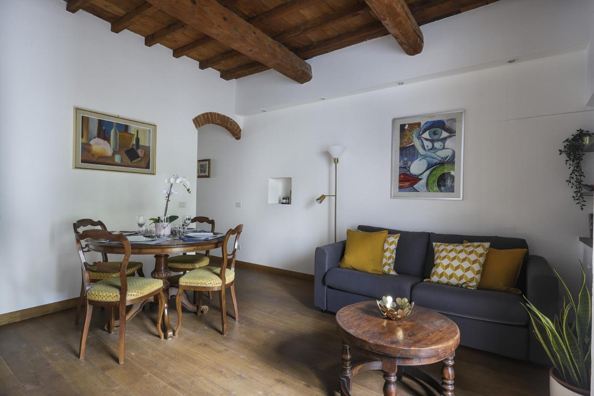 Apartment Family In Oltrarno Florence