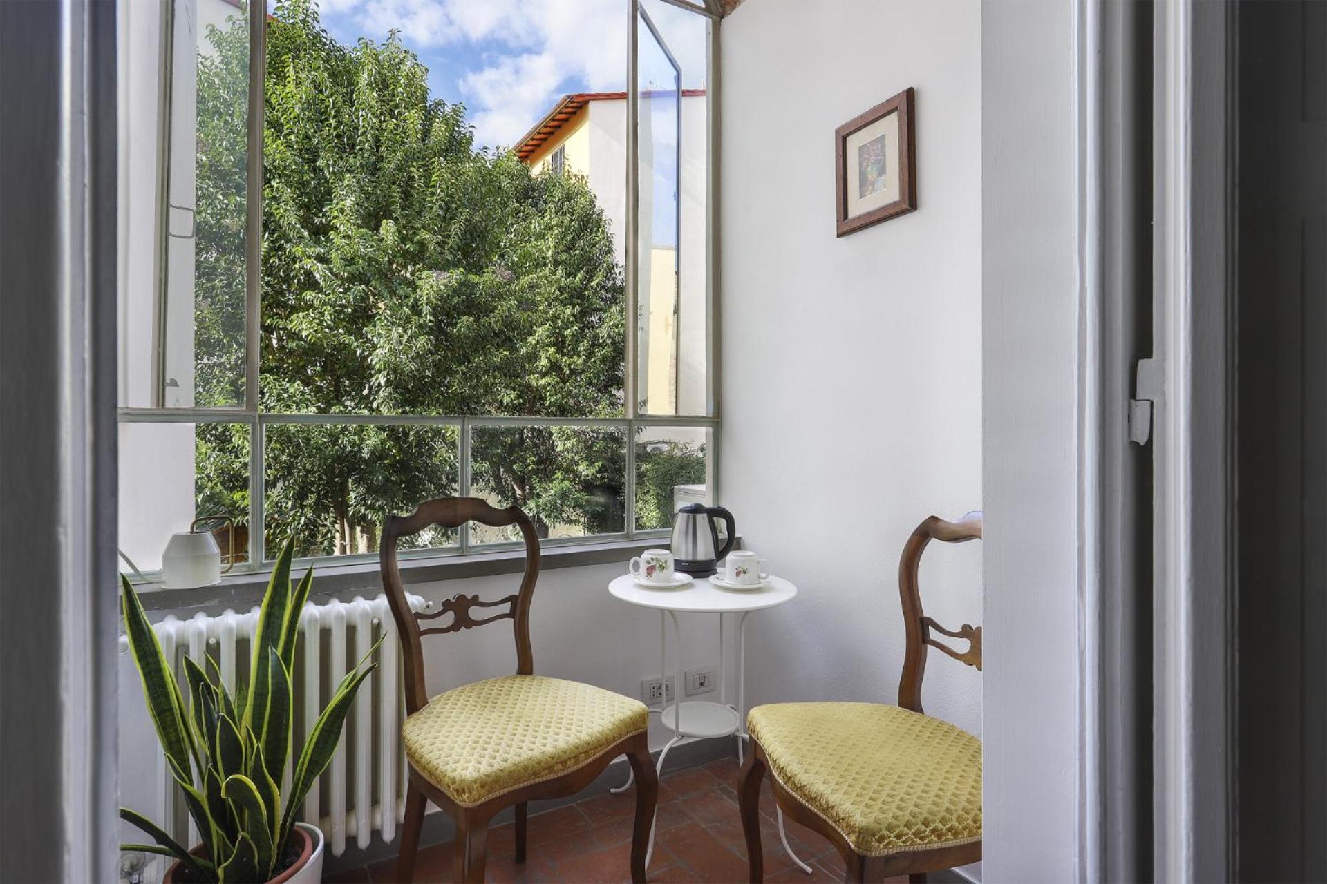 Family In Oltrarno Apartment *