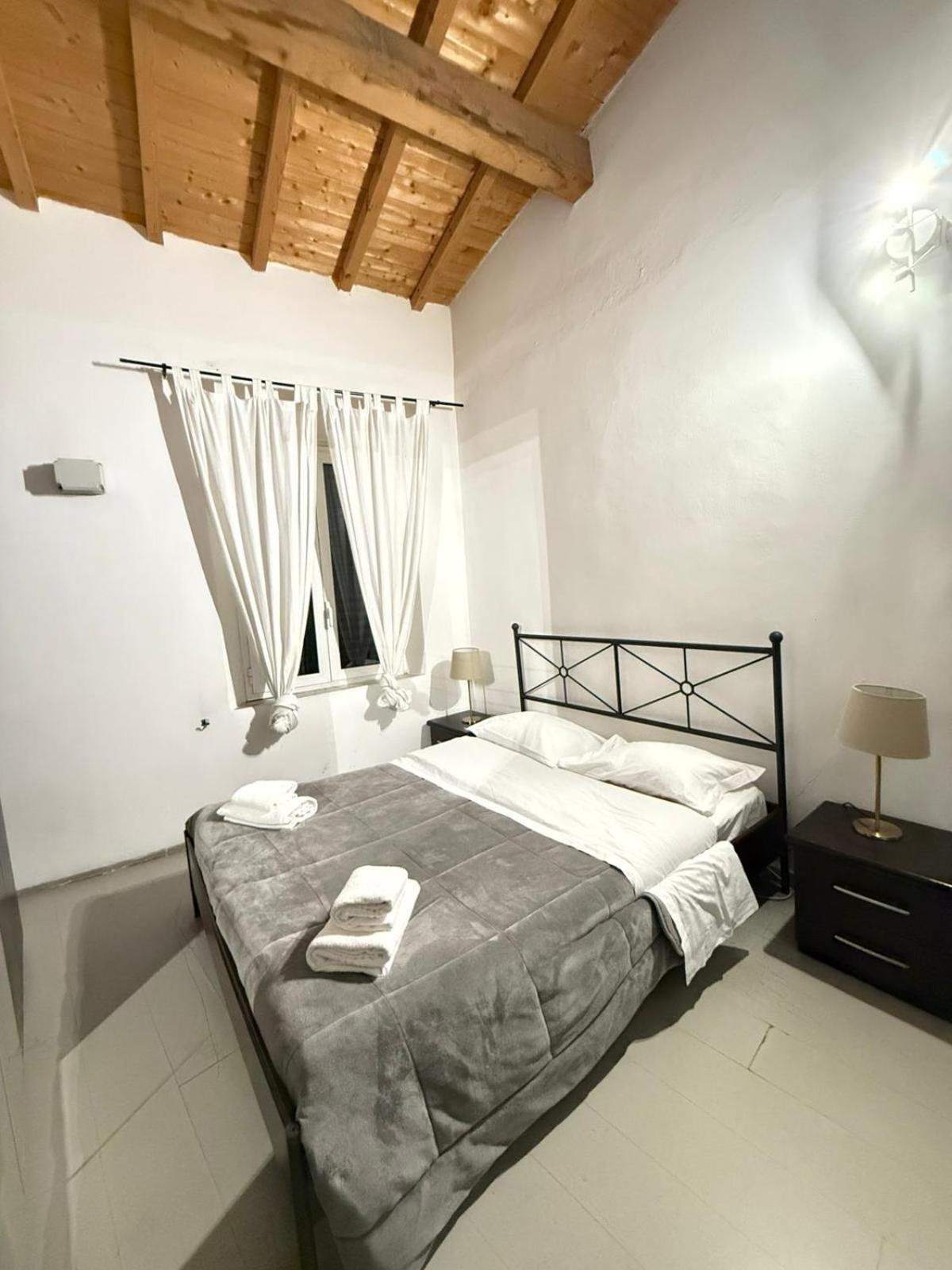 Three Bedroom In Center Apartment *