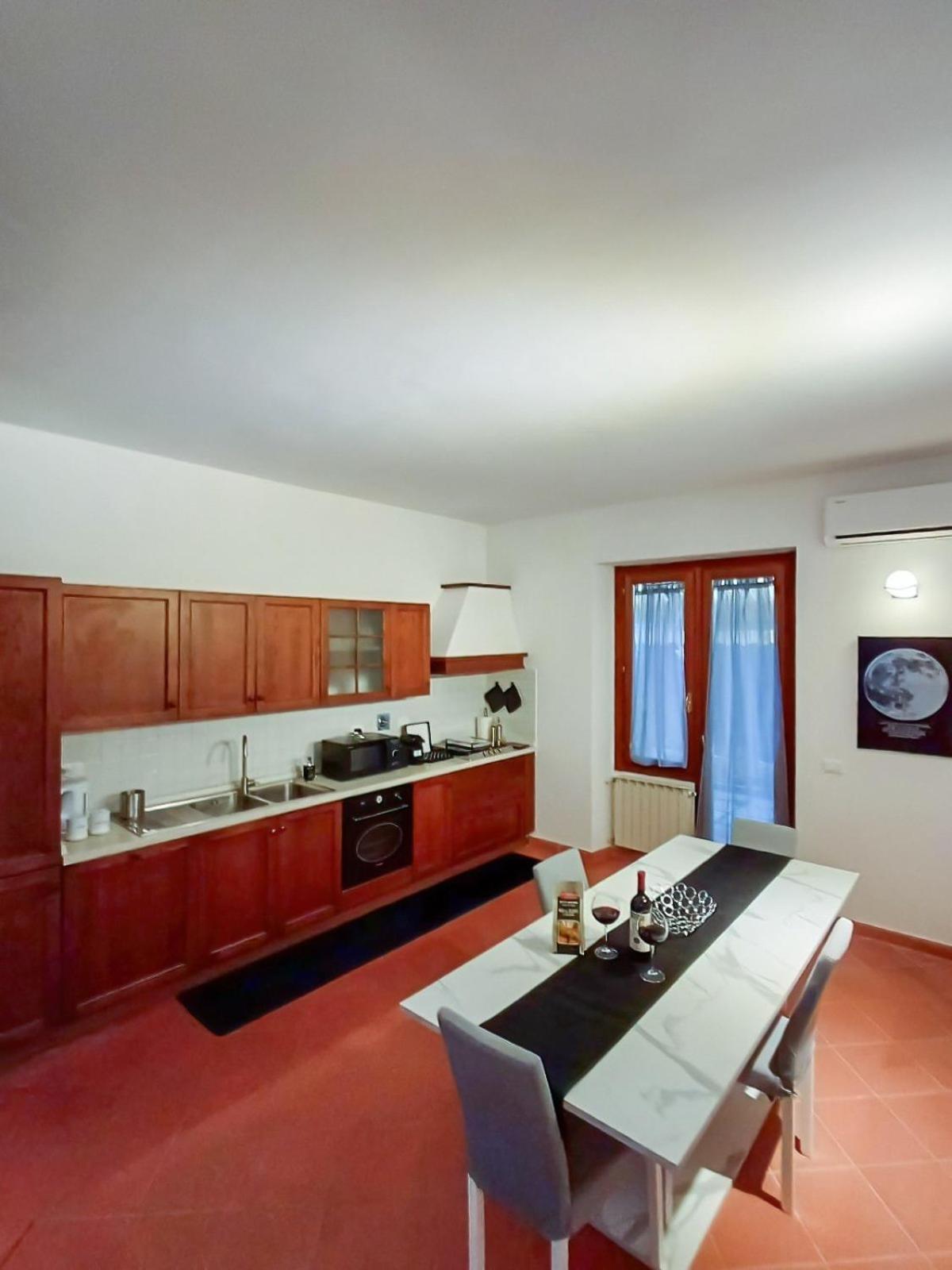 Apartment Comodo Appartamento Con 2 Giardini E Vasca Idromassaggio Florence
