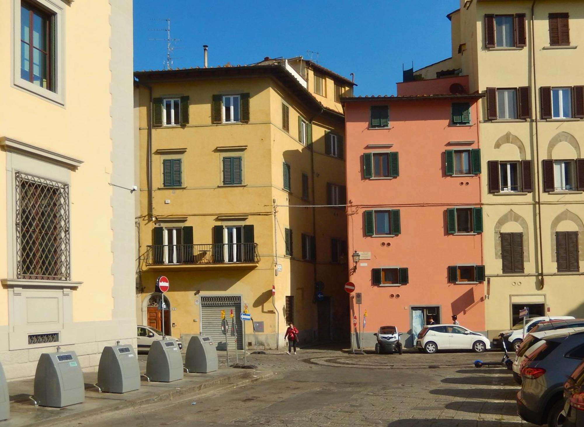 3 Master Bedrooms With Balcony On The River With Views Florence