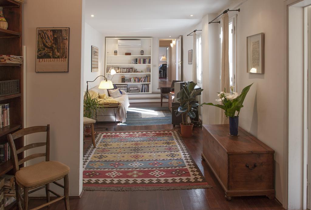 Grand Piano Apartment *