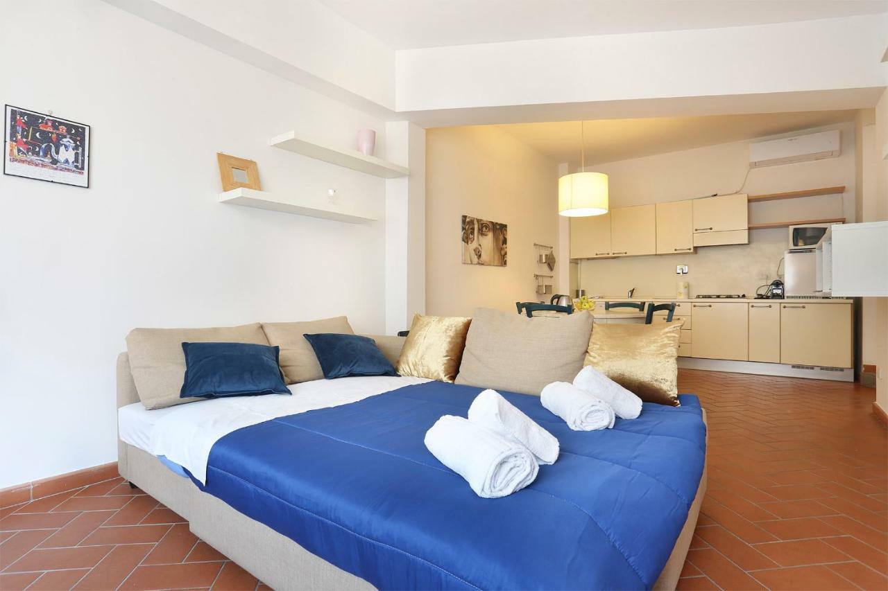 Golden Jack - Sweet Dreams In Apartment Florence