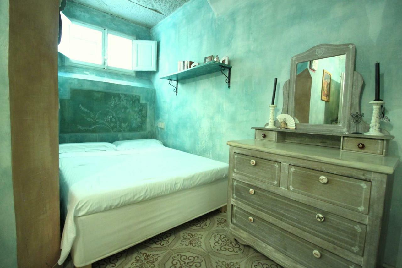 Hand Decorated House With Court * Firenze