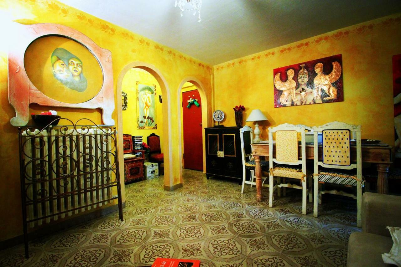 Hand Decorated House With Court Appartamento