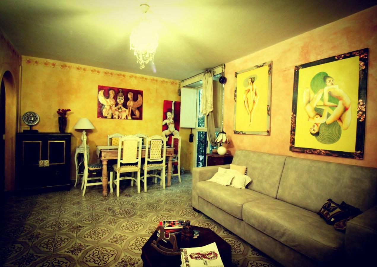 Hand Decorated House With Court Appartamento