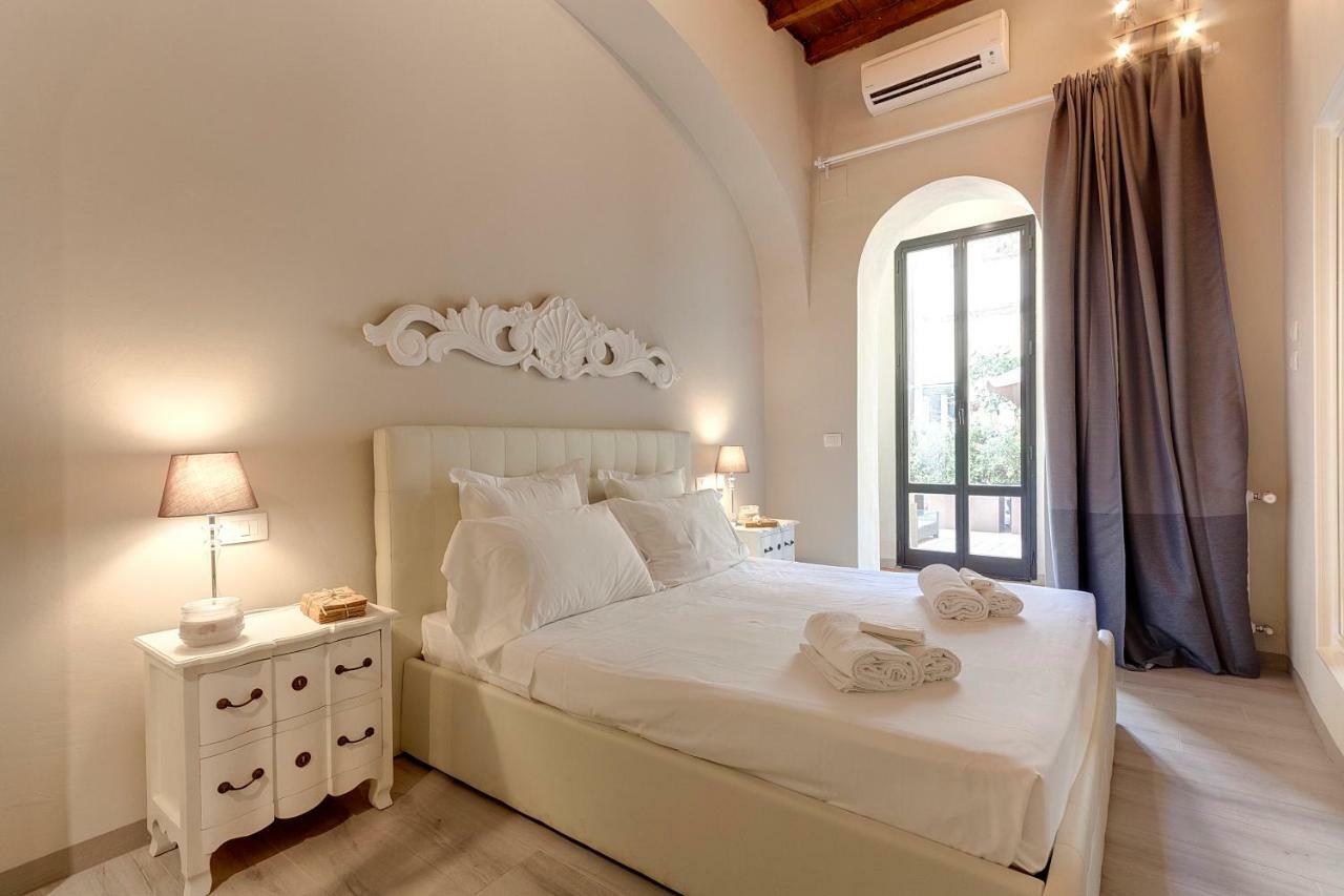 Courtyard Apartment *