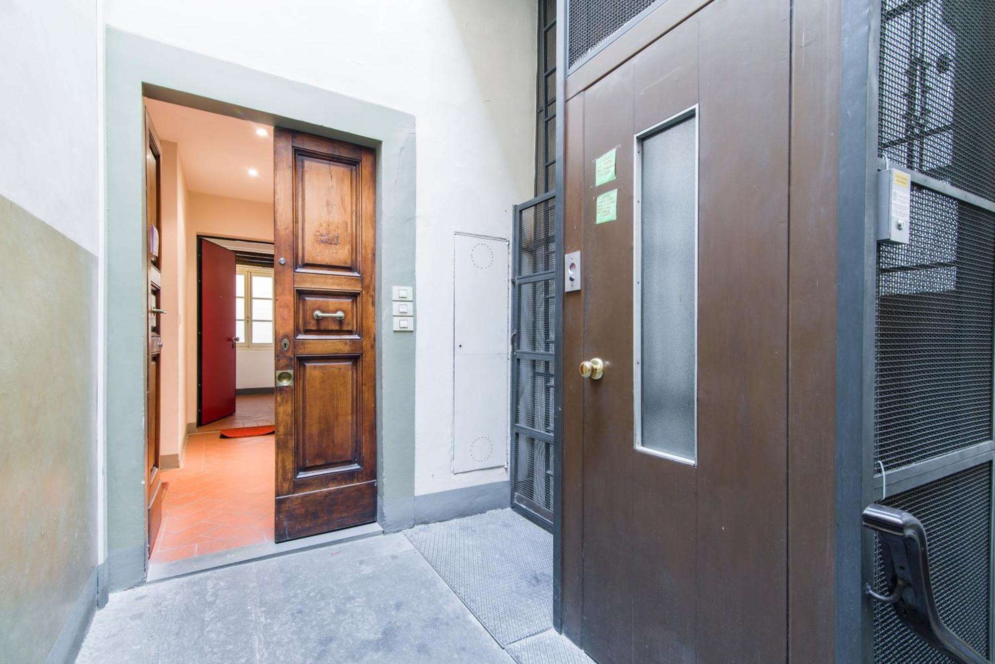 Della Scala Modern Apartment Florence