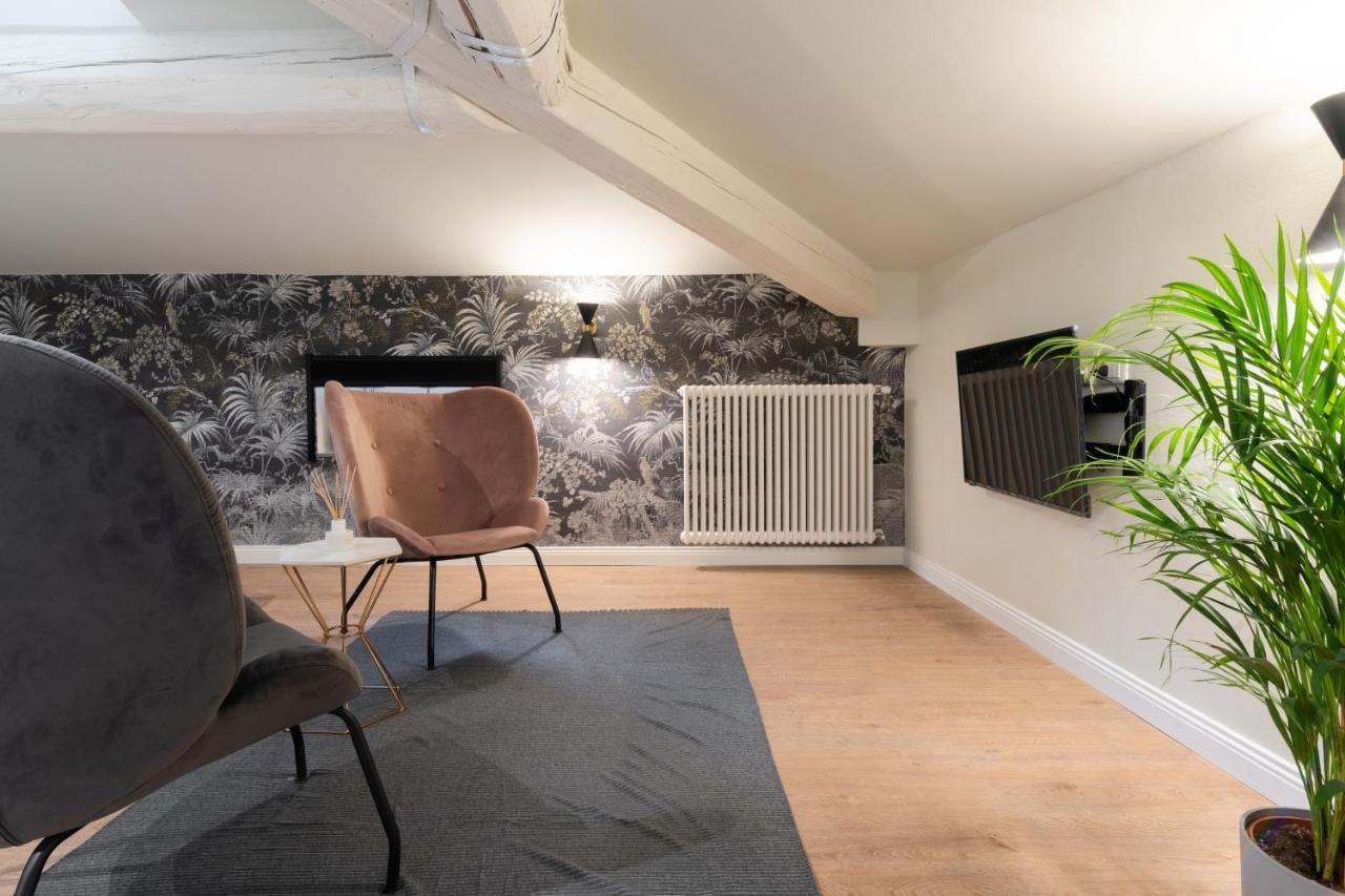 Living Walls Apartment