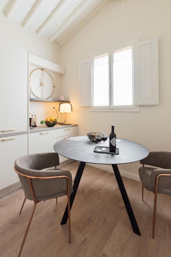 Living Walls Apartment *