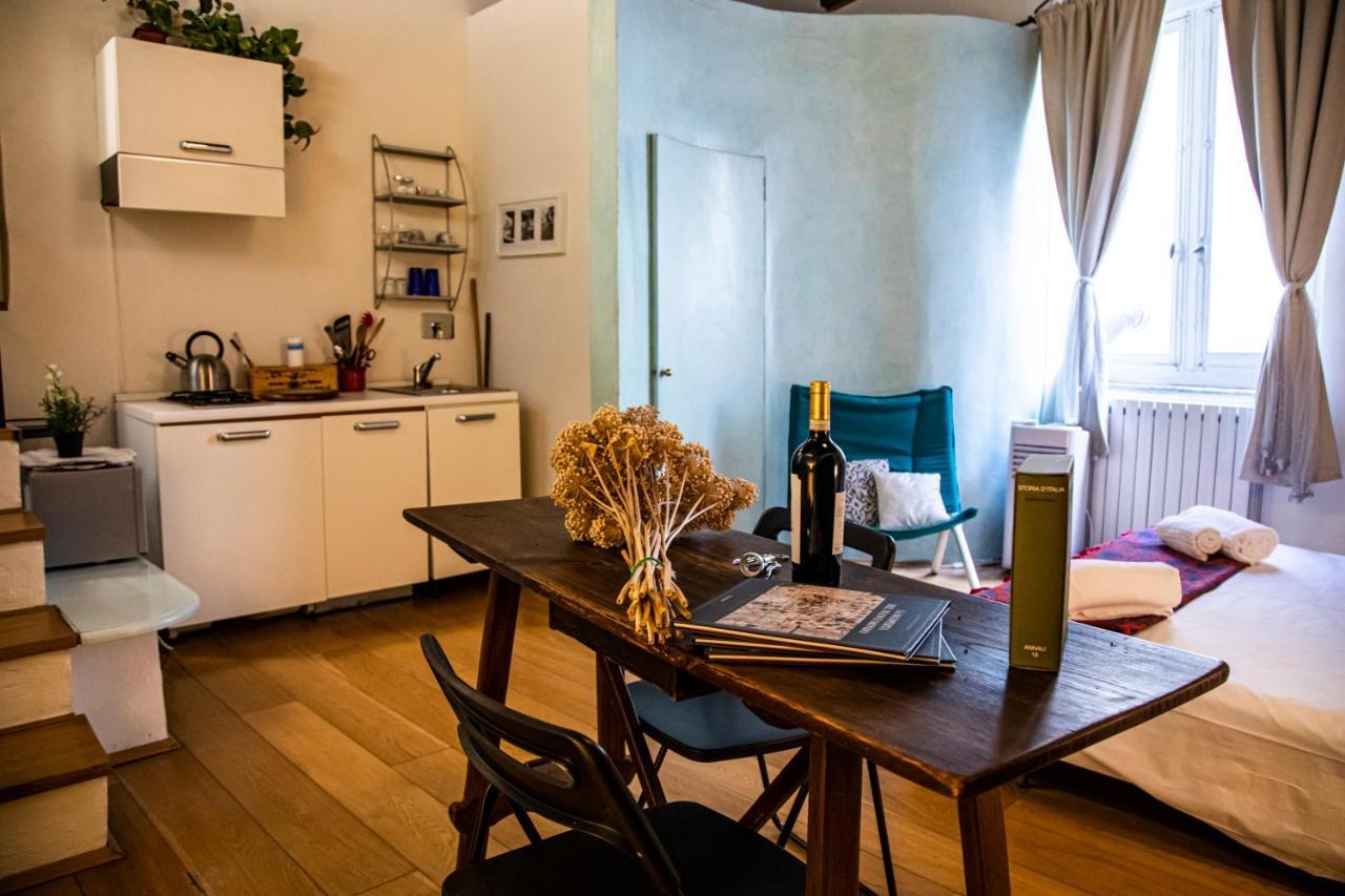 Studio In Tornabuoni Within A Renaissance Building Apartment