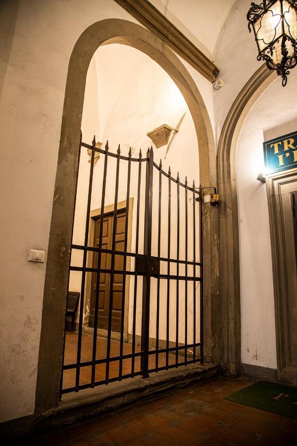 Studio In Tornabuoni Within A Renaissance Building Apartment