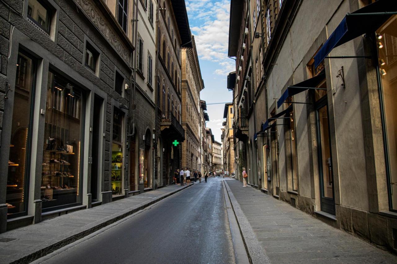 Studio In Tornabuoni Within A Renaissance Building Apartment