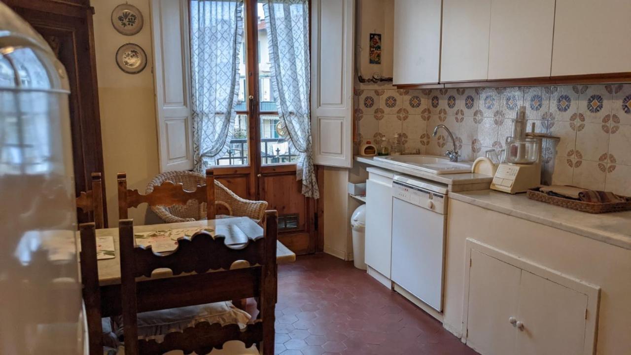 Guest house Double Bedroom In Beautiful 30's Style *