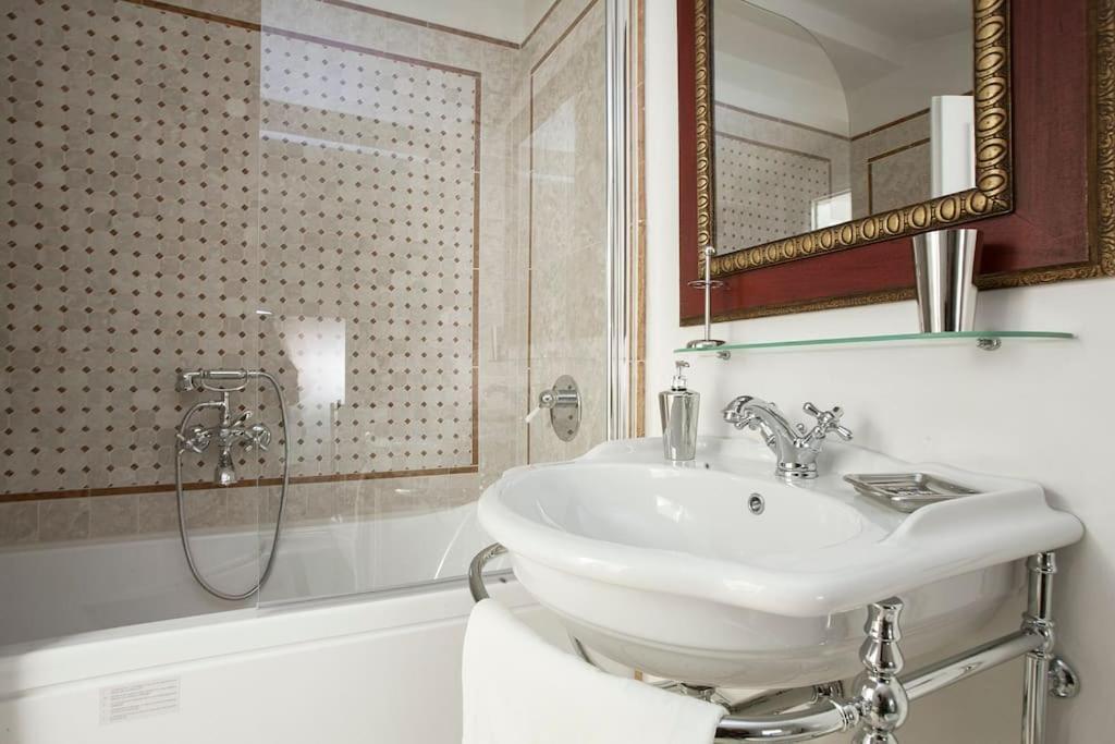 Historic Penthouse With 360 Views Appartamento