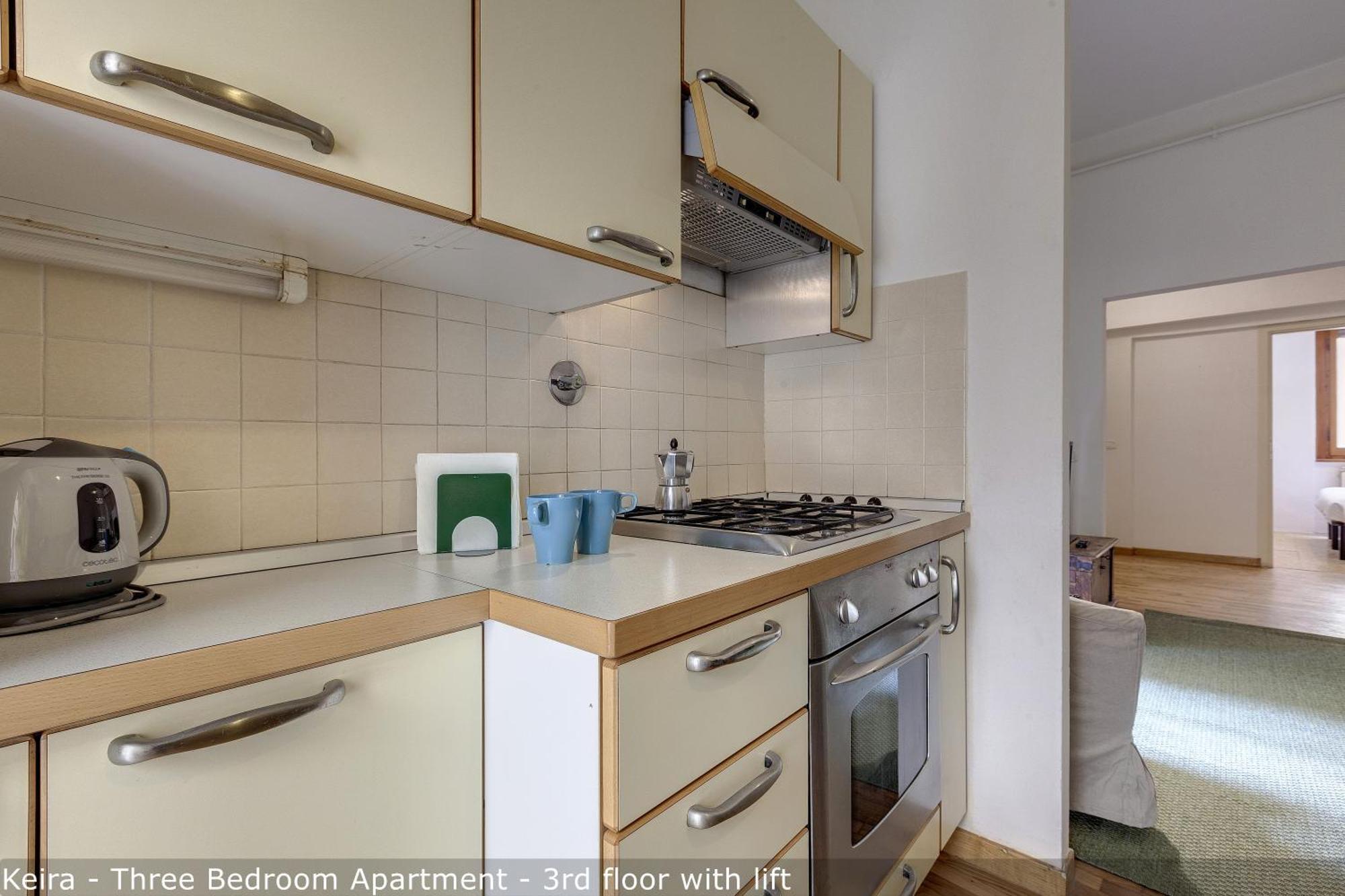 Apartment Mamo - Erika & Keira *