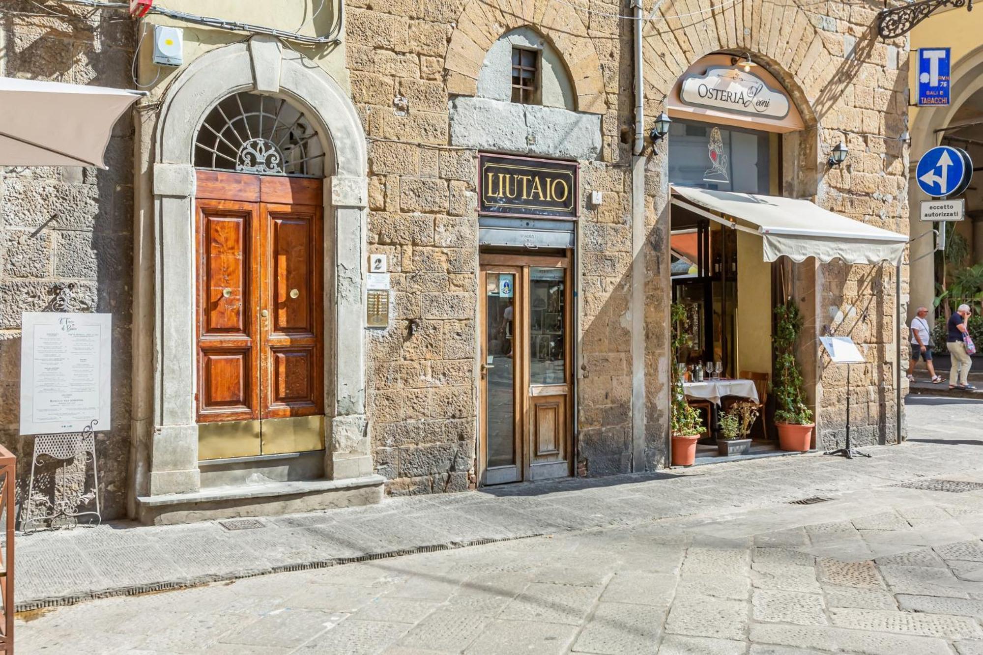 The Lions' In The Historic Centre X8