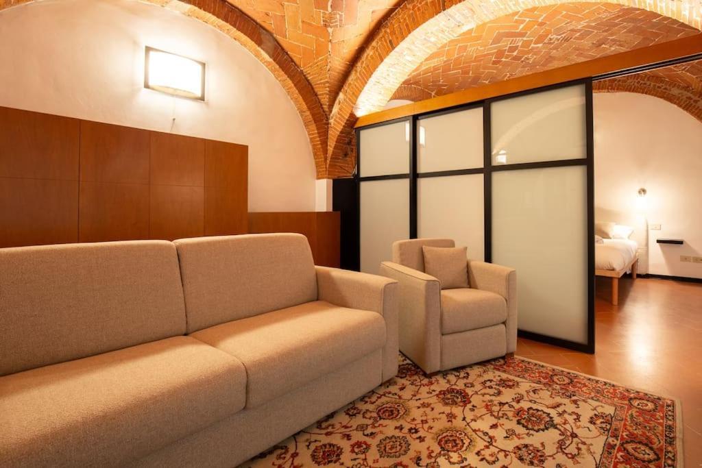 Benci In Apartment *