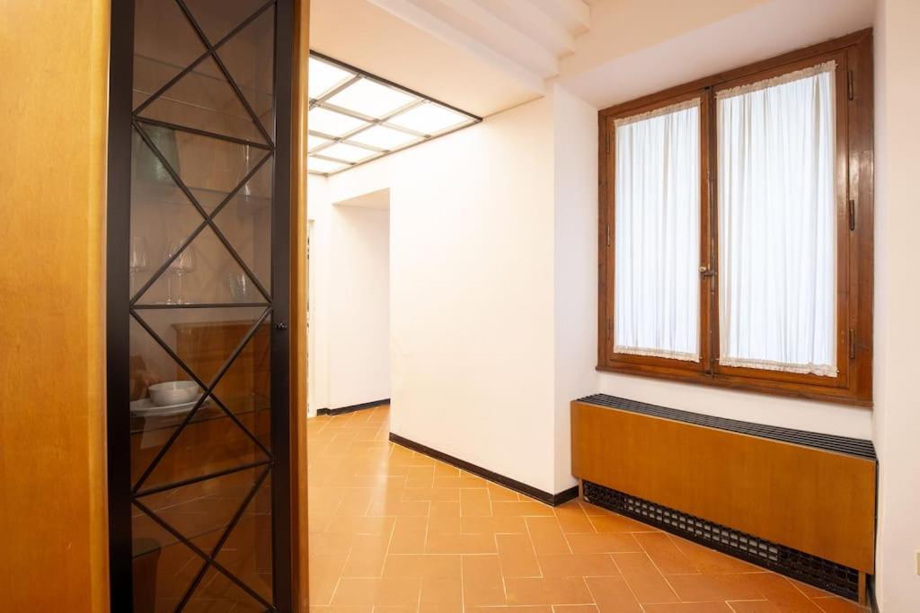 Benci In Apartment *
