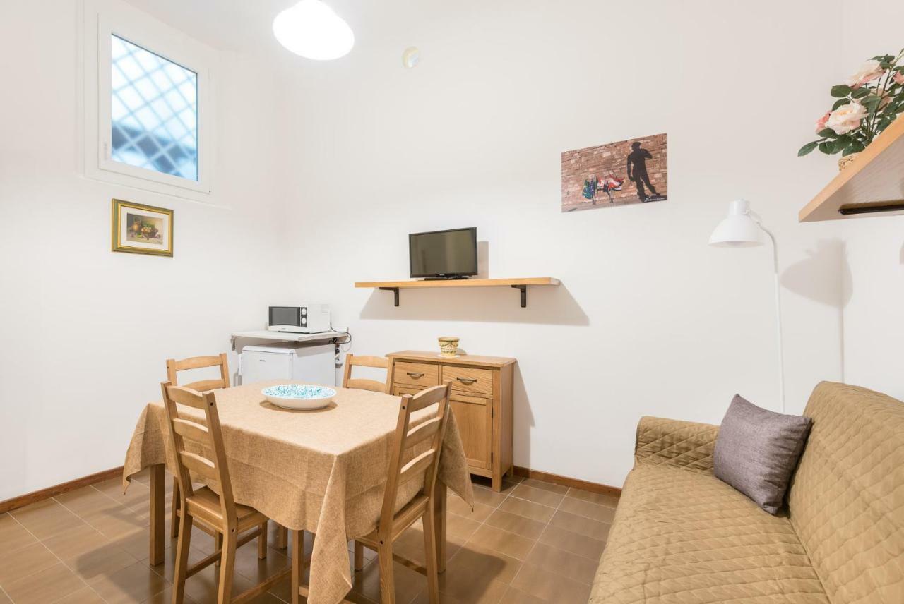 Le Grazie In Superb Location Apartment