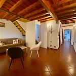 Cozy 4Th And Top Floor Apartment
