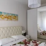 Modern Apartment Near Ponte Vecchio.