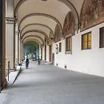 Tra Il Duomo E Il Teatro La Pergola