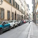Tra Il Duomo E Il Teatro La Pergola